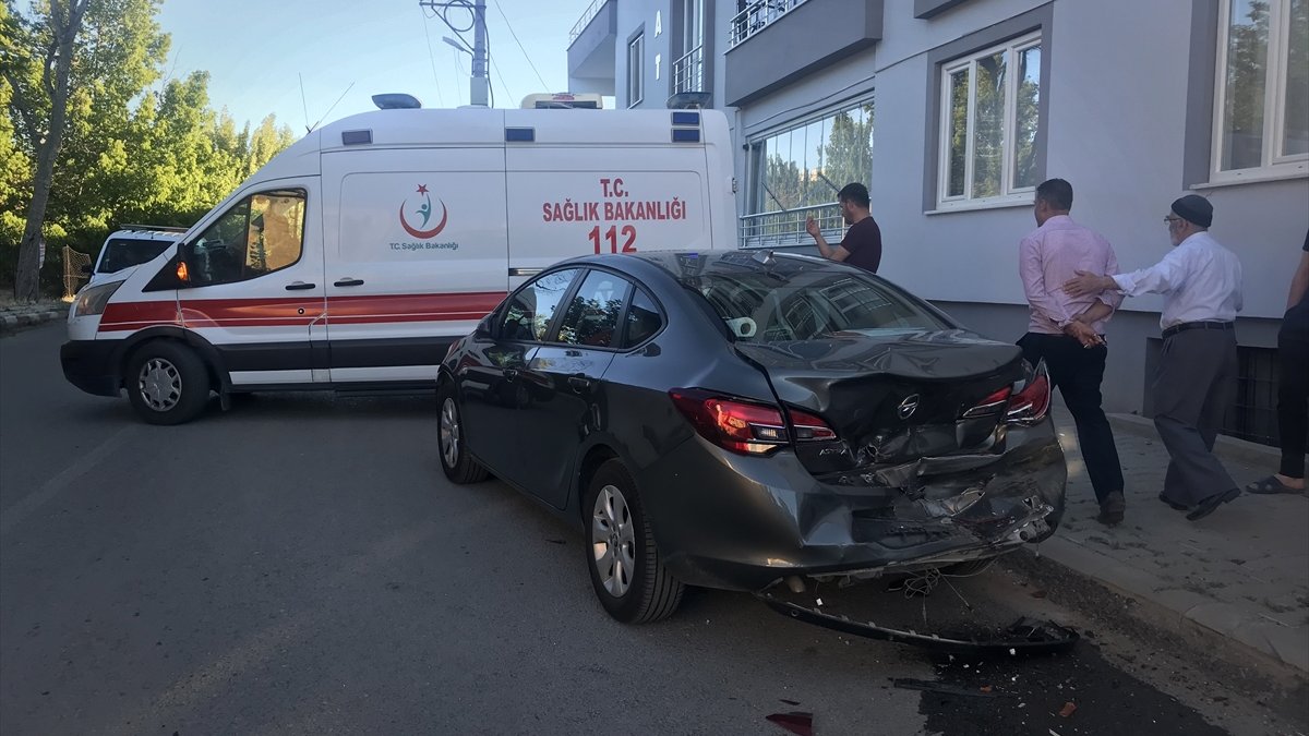 Malatya'da otomobilin park halindeki araca çarpması sonucu bir kişi yaralandı