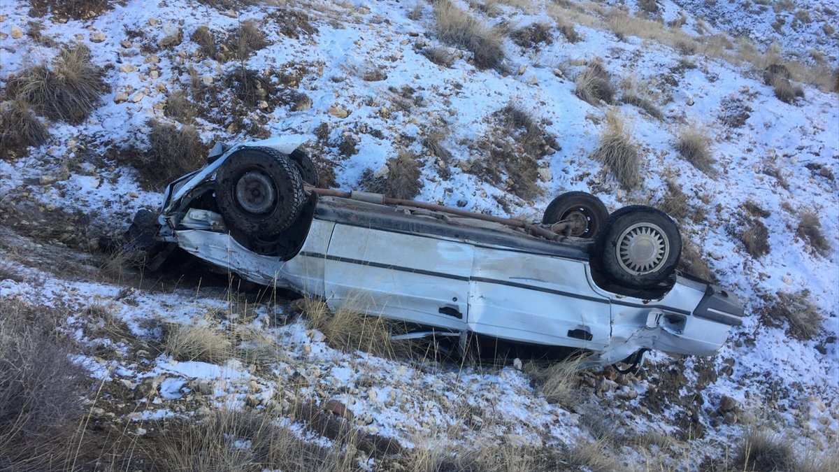 Malatya'da otomobilin uçuruma yuvarlanması sonucu baba ve oğlu yaralandı