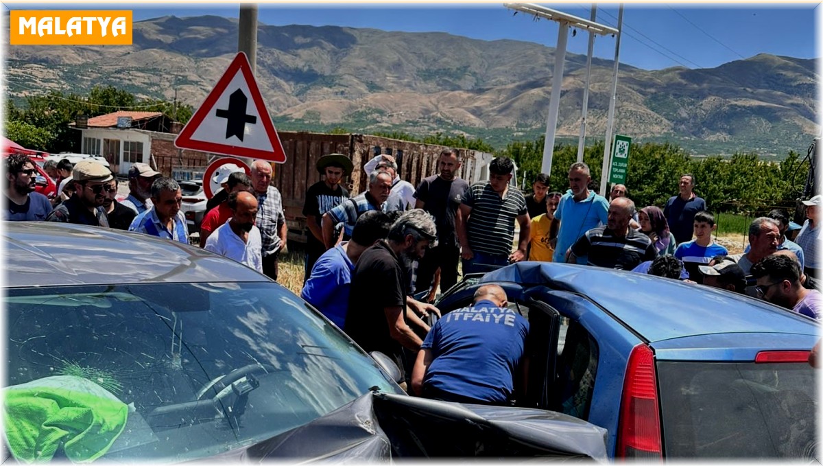 Malatya'da otomobiller çarpıştı: 3 yaralı