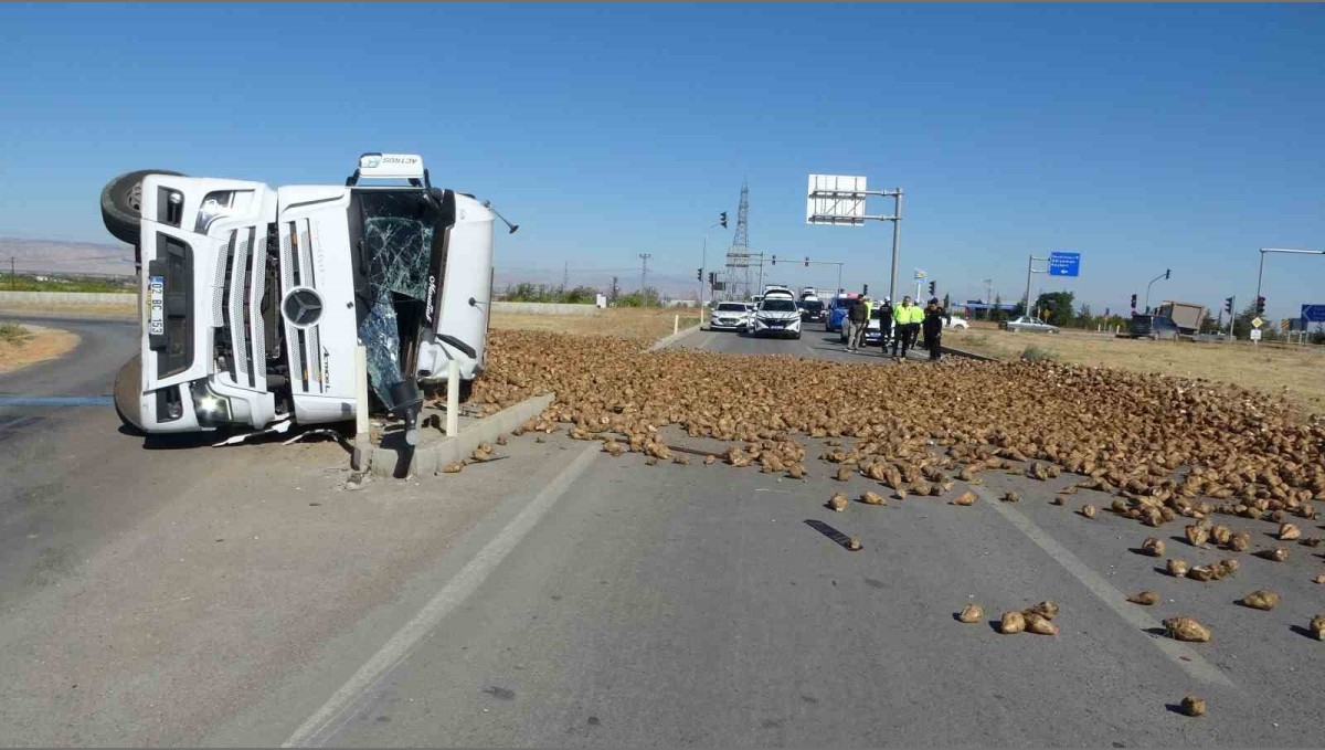 Malatya'da pancar yüklü tır devrildi: 1 yaralı