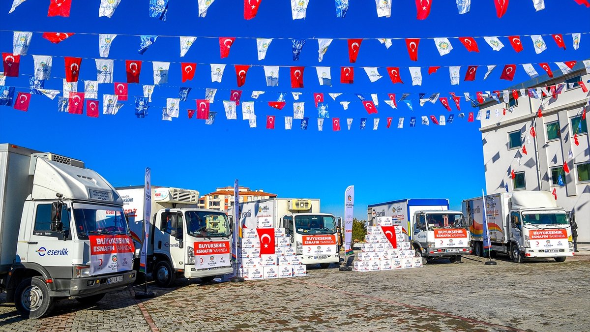 Malatya'da pandemiden etkilenen esnafa 3 bin gıda paketi dağıtıldı