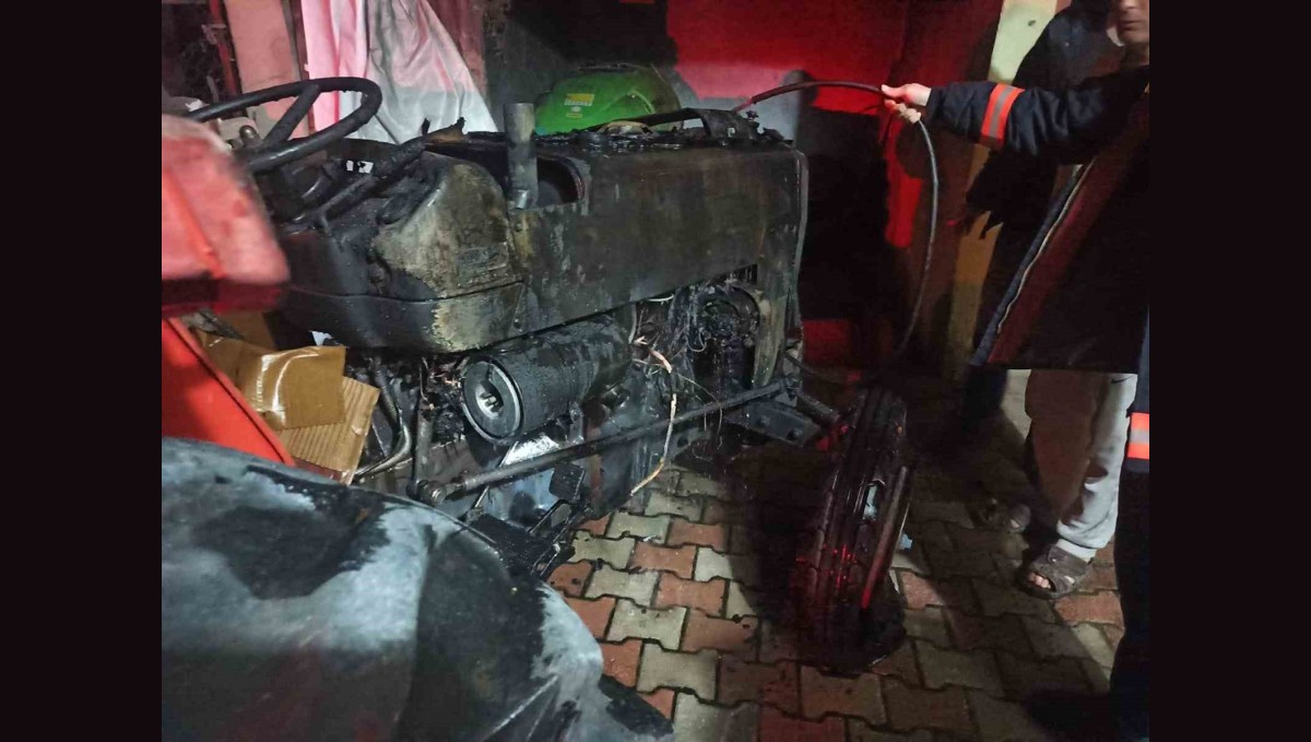 Malatya'da park halinde alev alan traktör kullanılamaz hale geldi