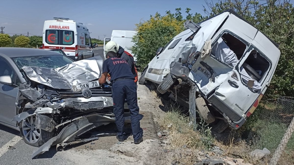 Malatya'da park halindeki araçlara çarpan otomobildeki 7 kişi yaralandı
