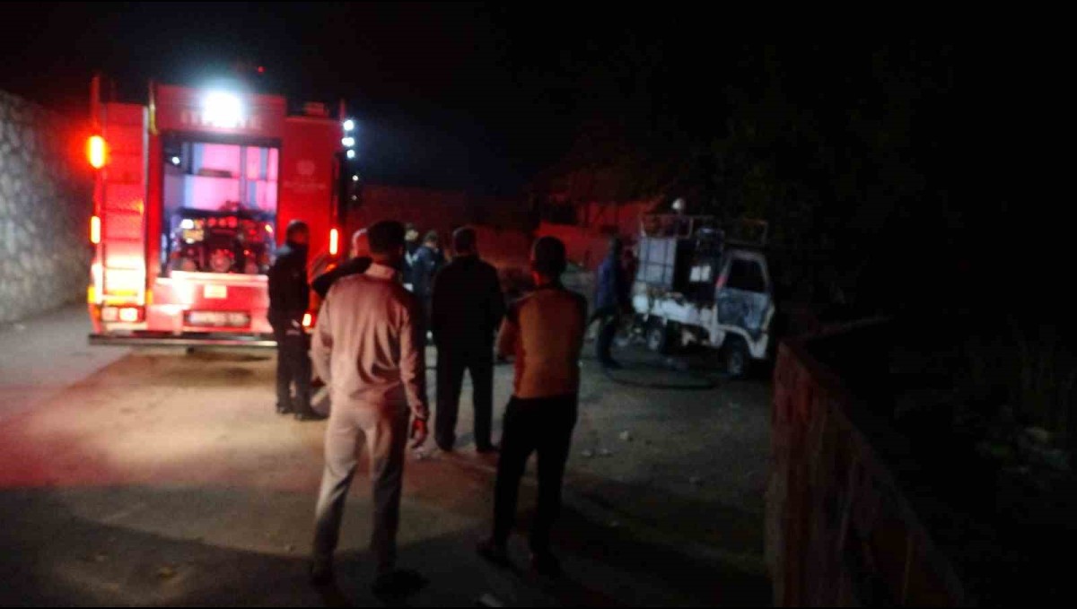 Malatya'da park halindeki araçta çıkan yangın paniğe neden oldu