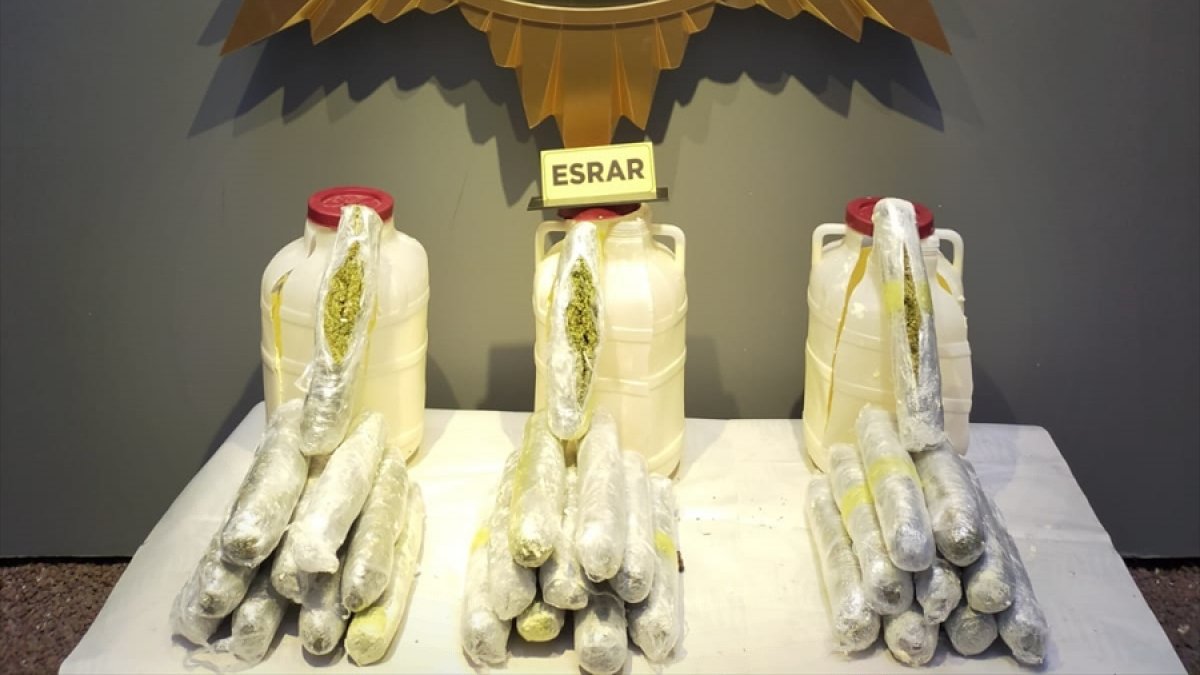 Malatya'da peynir bidonlarına gizlenmiş 15 kilo 650 gram esrar ele geçirildi