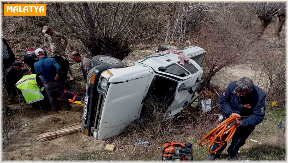 Malatya'da pikap şarampole devrildi: 2 yaralı