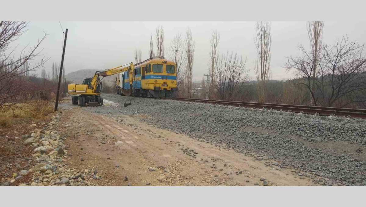 Malatya'da raylardan çıkan lokomotif paniğe neden oldu