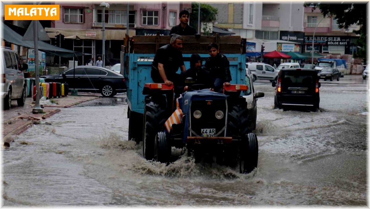 Malatya'da sağanak yağış hayatı olumsuz etkiledi
