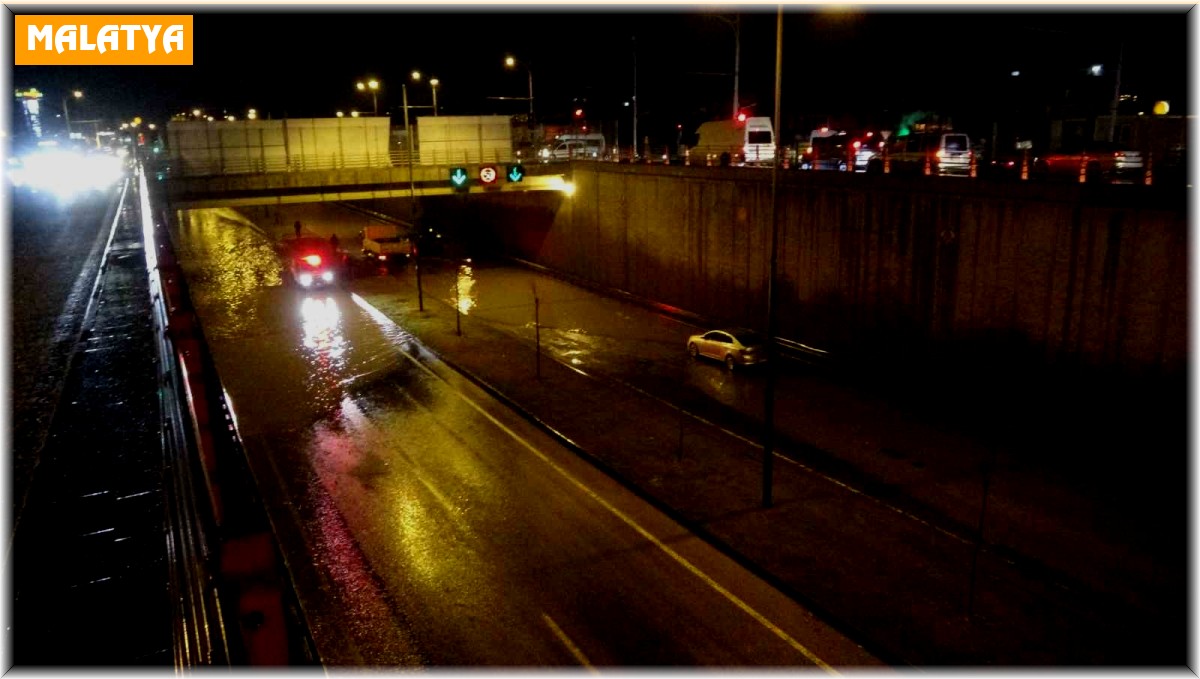 Malatya'da sağanak yolları göle çevirdi