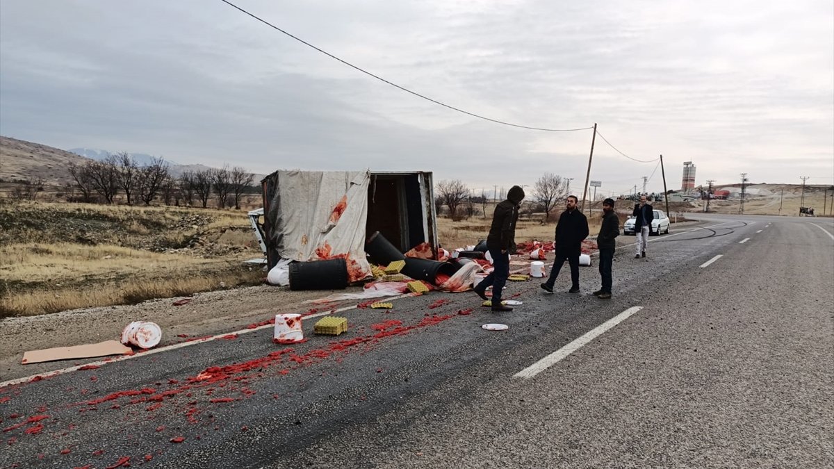Malatya'da salça yüklü kamyonet devrildi: 1 yaralı