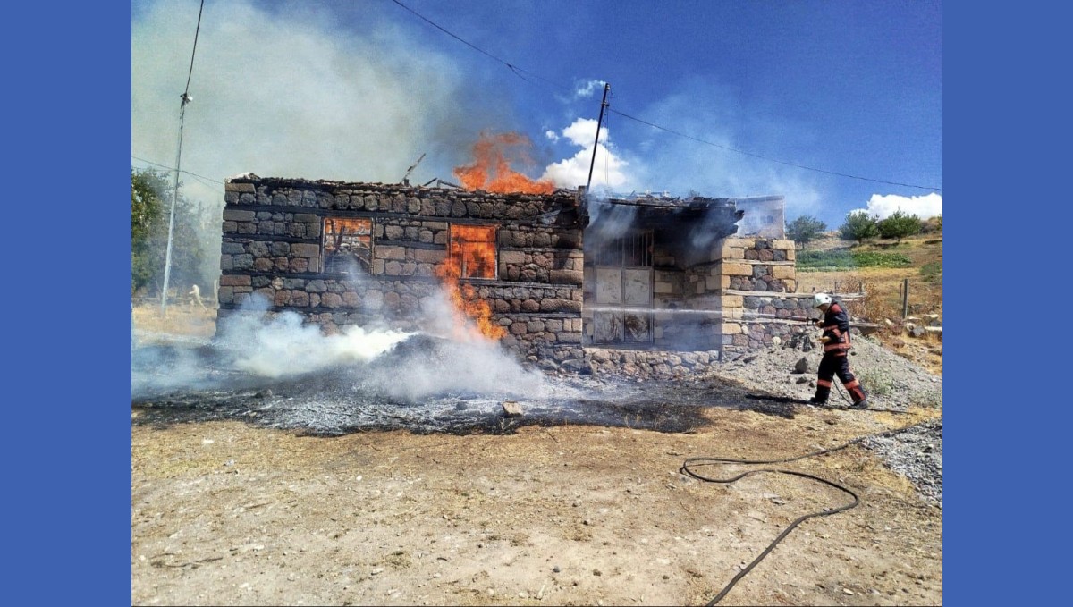 Malatya'da samanlık yangınında 6 ton saman kül oldu