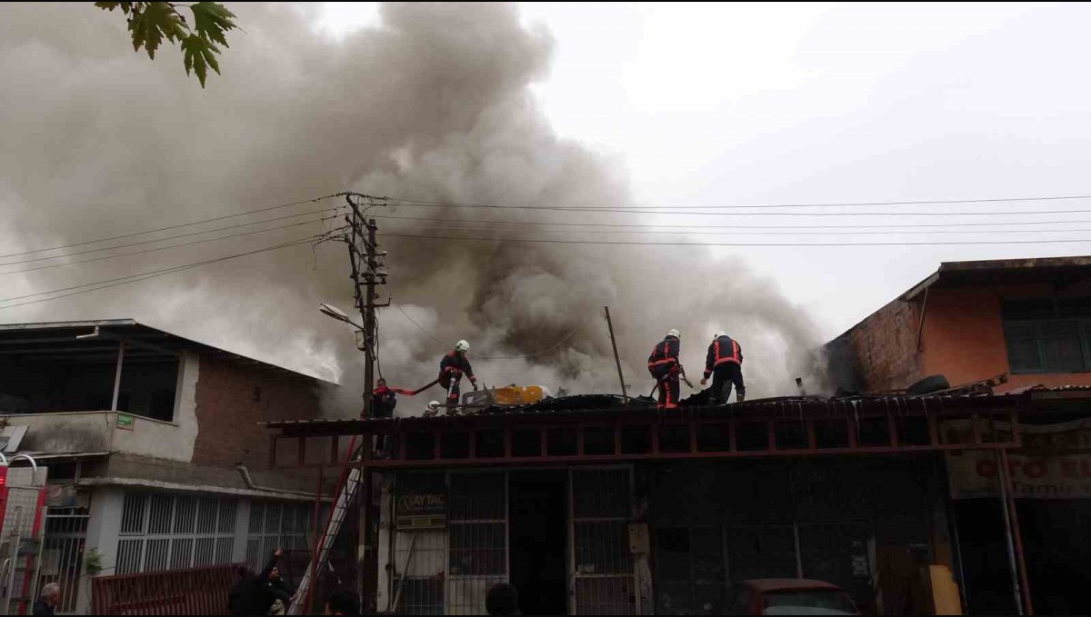 Malatya'da sanayi sitesindeki yangın kontrol altına alındı
