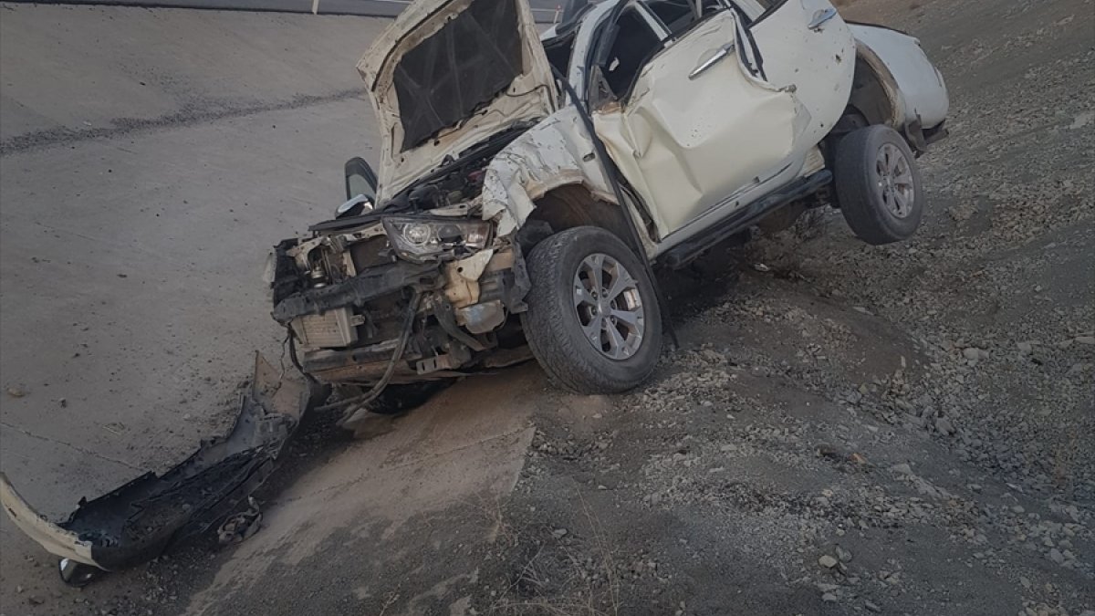 Malatya'da şarampole devrilen kamyonetteki 3 kişi yaralandı