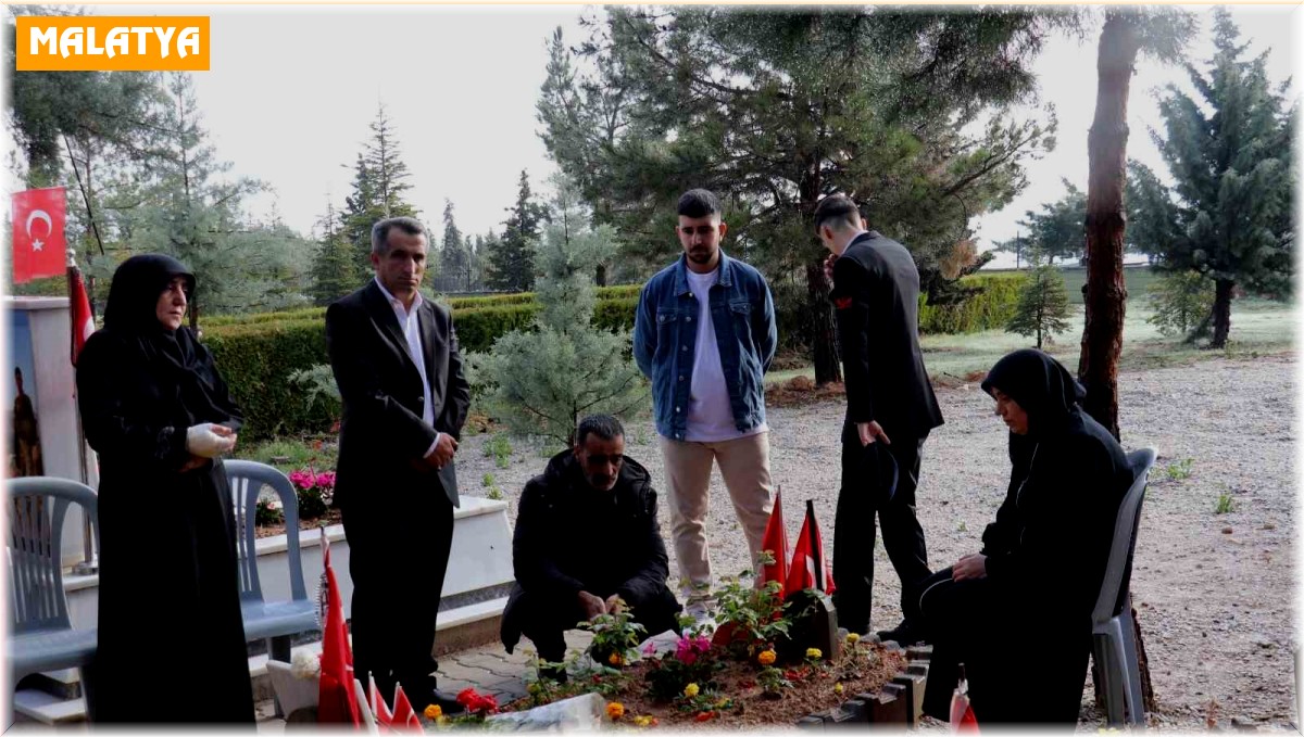 Malatya'da şehitlikte hüzünlü bayram