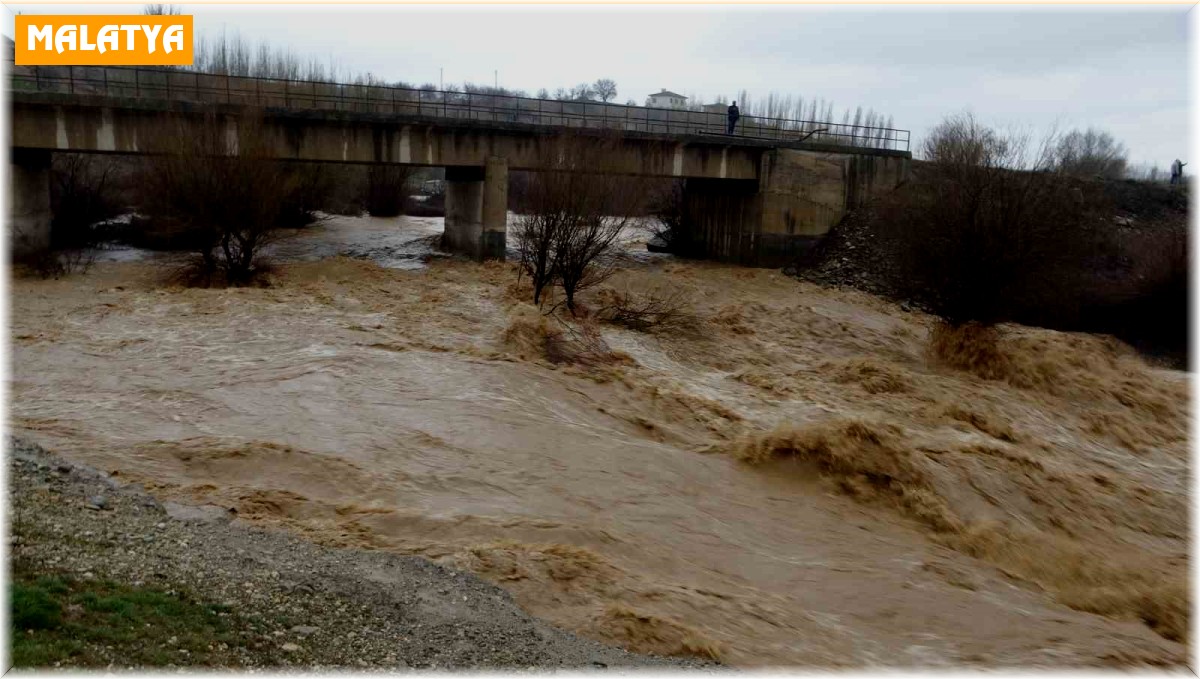 Malatya'da sel metrelerce yükseklikte dalgalar oluşturdu