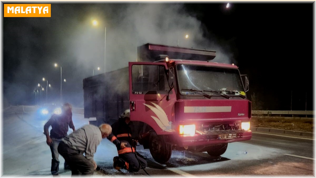 Malatya'da seyir halindeki iki araçta yangın