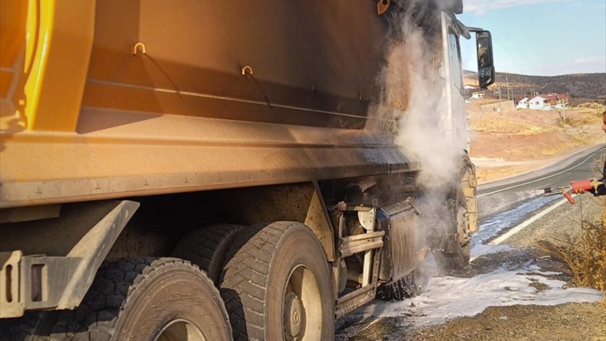 Malatya'da seyir halindeki kamyonun lastiği yandı