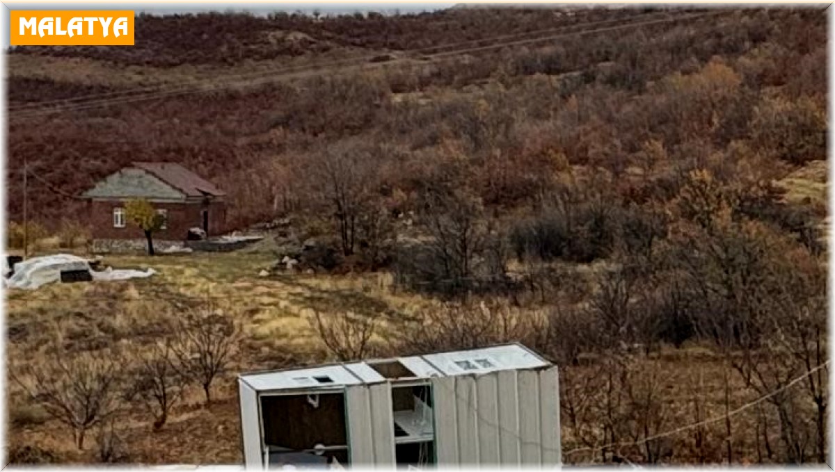 Malatya'da şiddetli fırtına konteyneri uçurdu