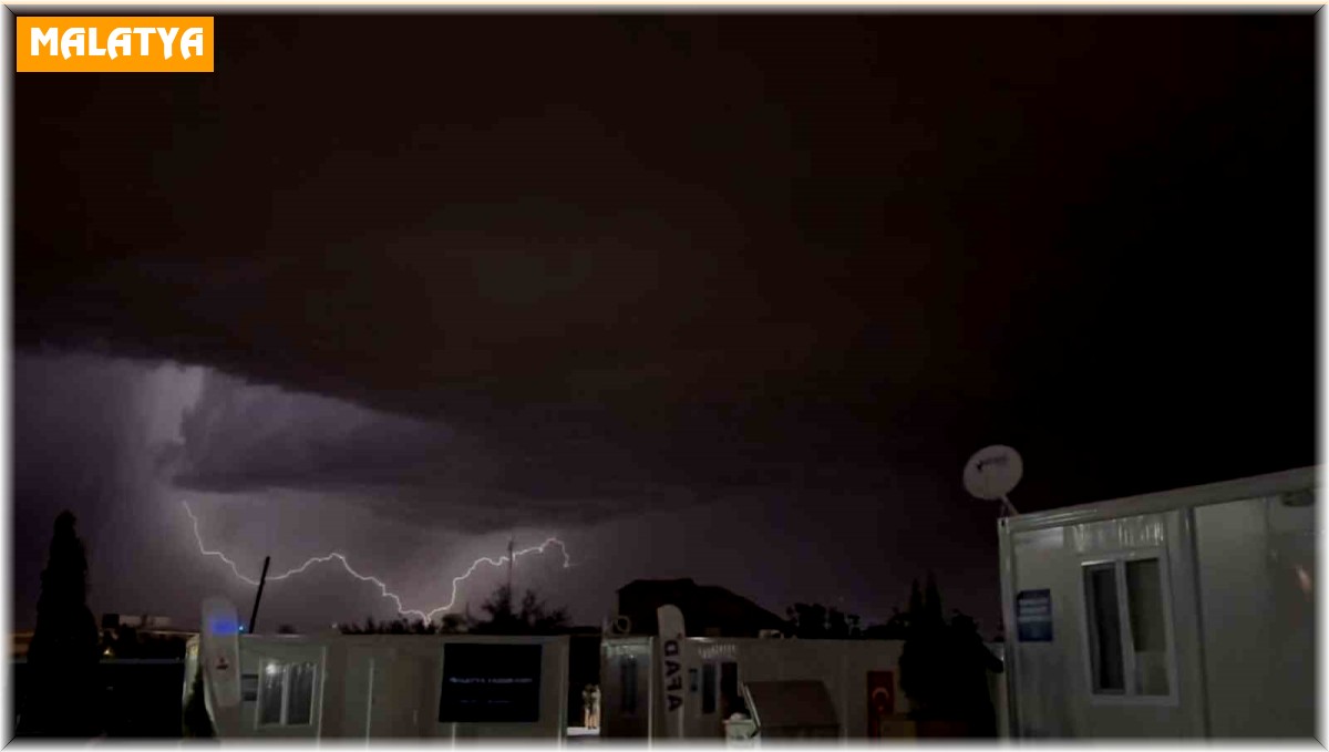 Malatya'da şimşekler geceyi aydınlattı