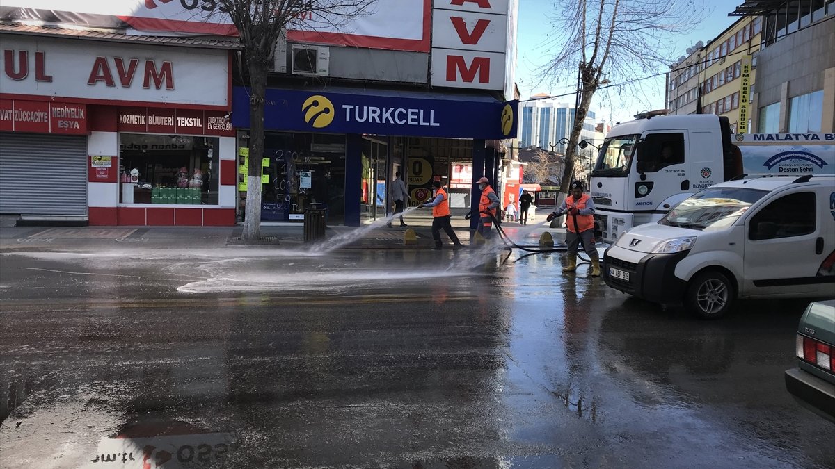 Malatya'da sokağa çıkma kısıtlamasını fırsat bilen belediye ekipleri cadde ve meydanları yıkadı