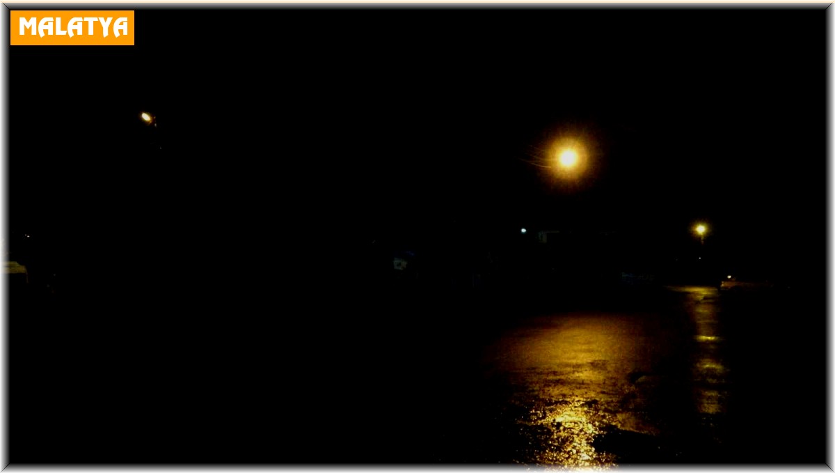 Malatya'da sokağa yıldırım düştü, 1 kişi yaralı