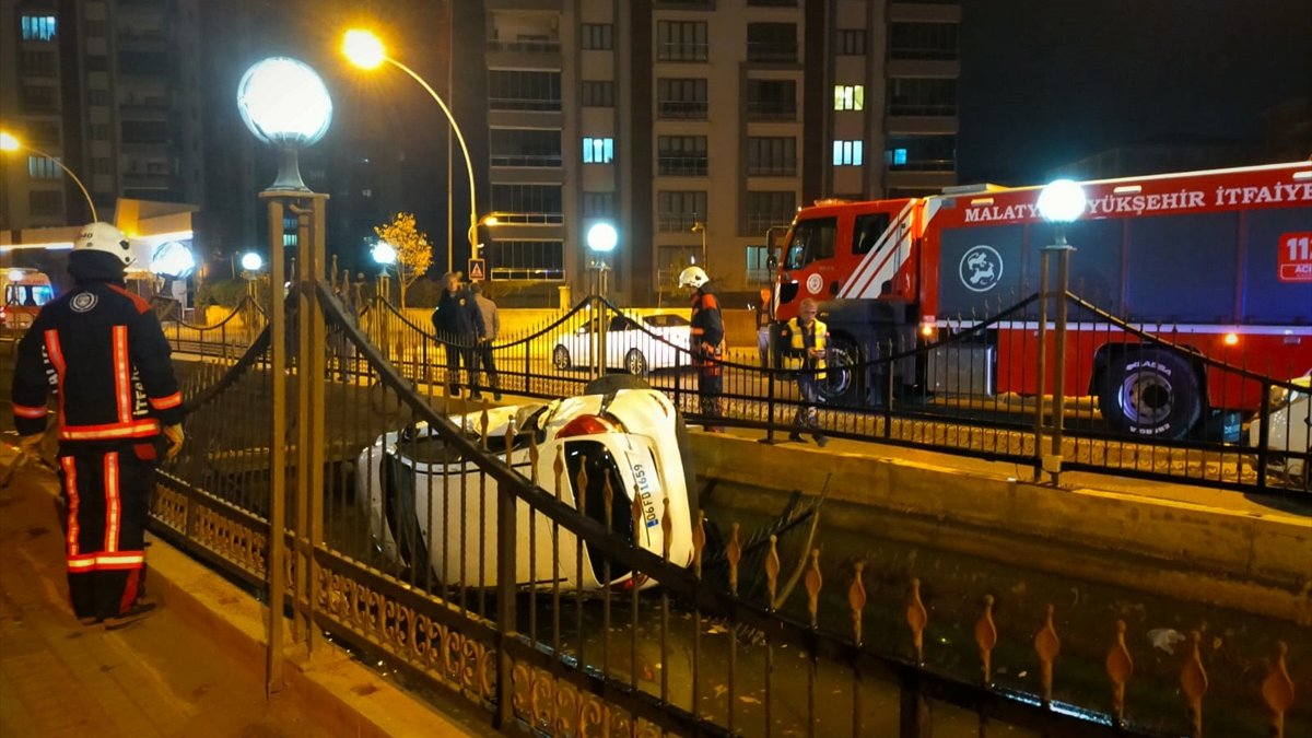 Malatya'da sulama kanalına devrilen otomobildeki 3 kişi yaralandı