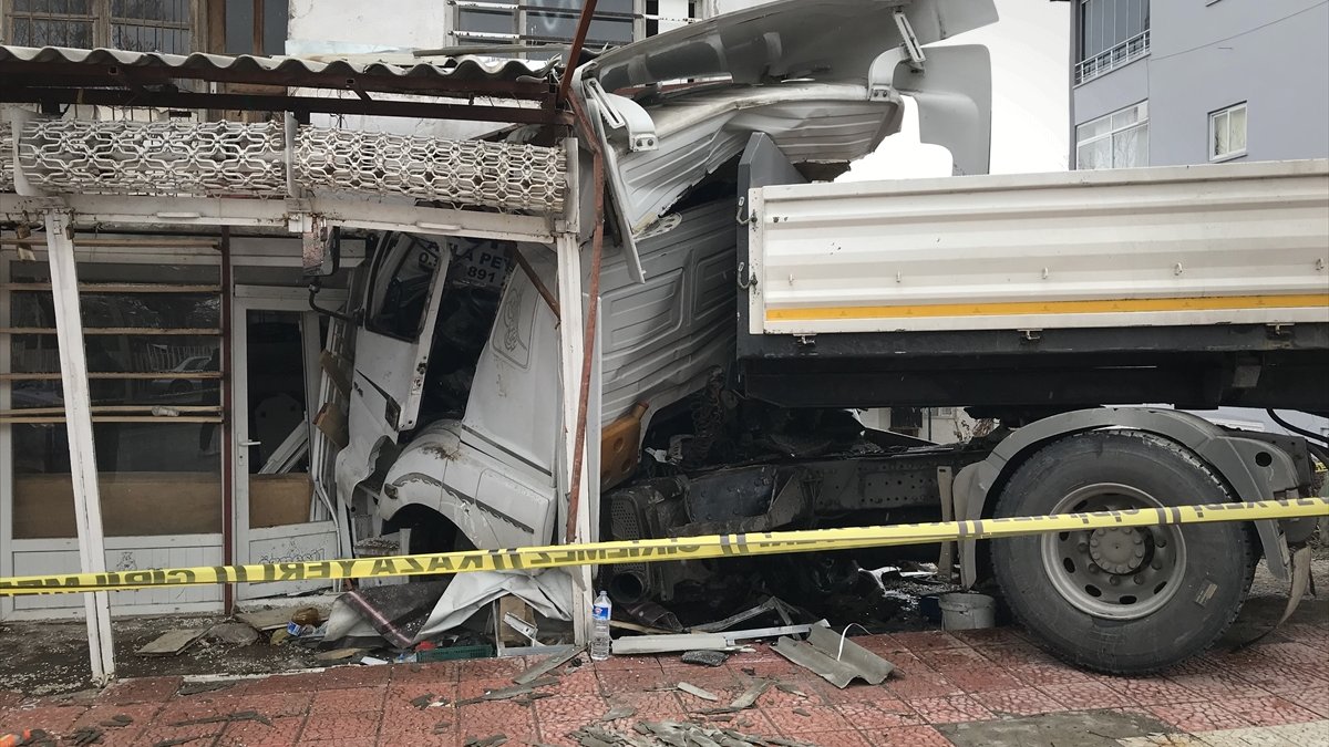 Malatya'da sürücüsünün direksiyon hakimiyetini kaybettiği tır manav önünde bekleyenlere çarptı