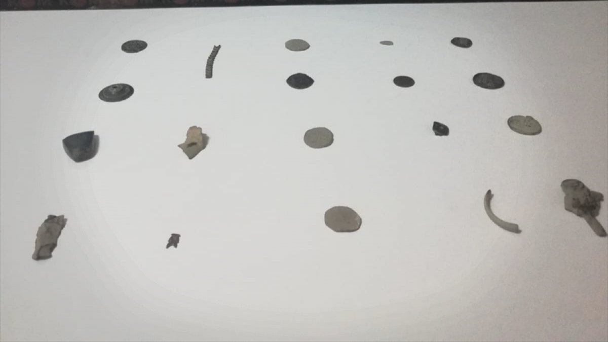 Malatya'da tarihi eser olduğu değerlendirilen 19 sikke ve metal obje ele geçirildi