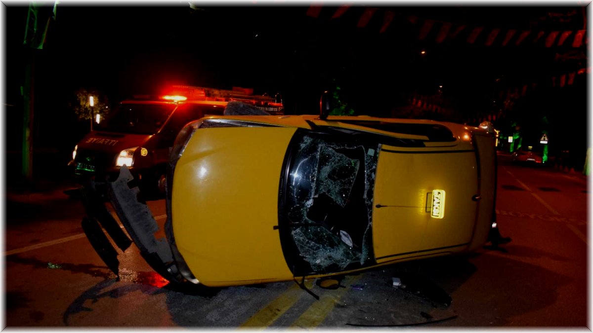 Malatya'da ticari araç yan yattı, sürücü araçta sıkıştı