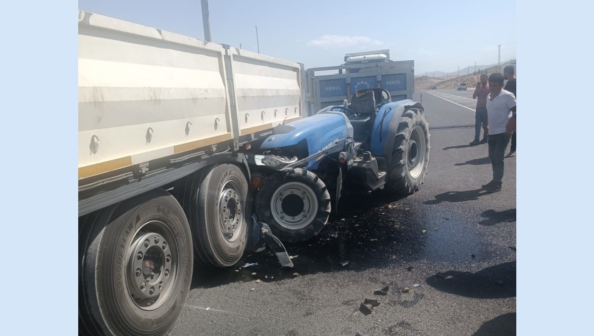 Malatya'da tır ile çarpışan traktörün sürücüsü yaralandı