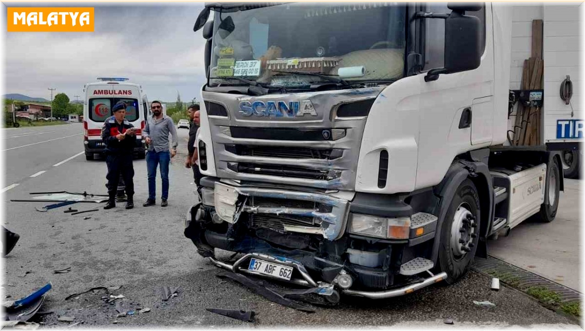 Malatya'da tır ile kamyonet çarpıştı: 1 yaralı