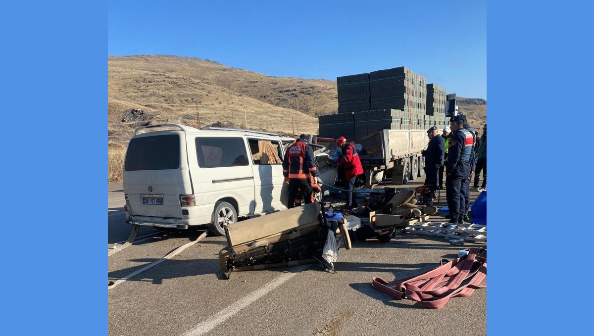 Malatya'da tır ile minibüs çarpıştı: 3 ölü