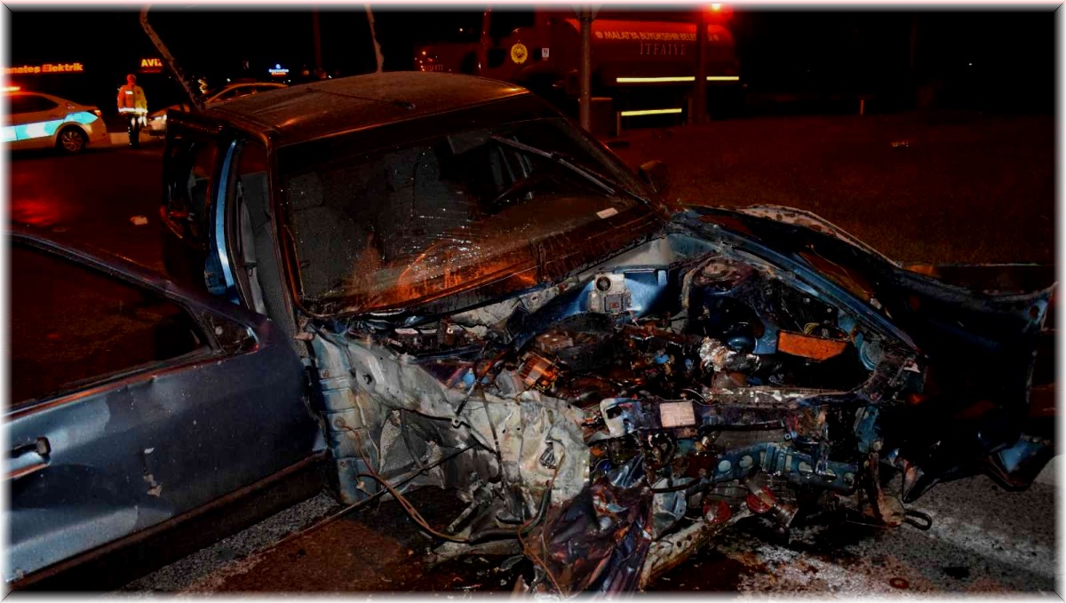 Malatya'da tır otomobili biçti: 1'i ağır 3 yaralı