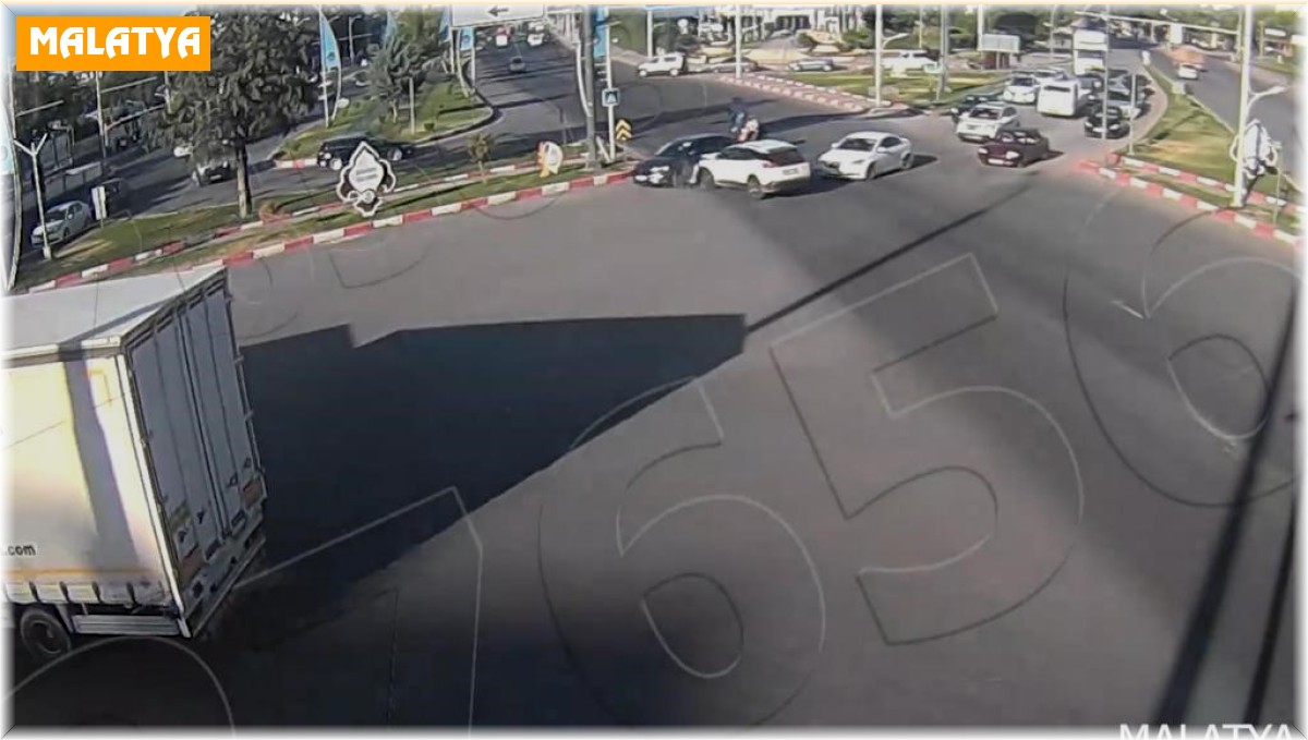 Malatya'da trafik kazaları kameraya yansıdı