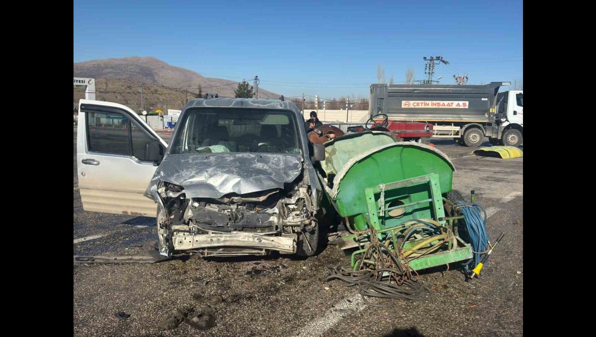 Malatya'da traktör ile hafif ticari araç çarpıştı: 1 yaralı