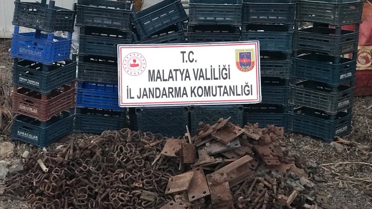 Malatya'da tren hattından demir çalan 4 şüpheli suçüstü yakalandı