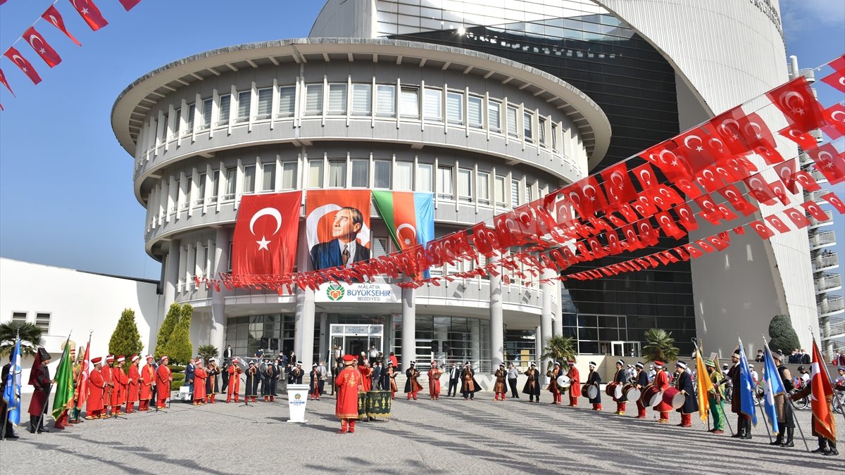 Malatya'da Türkiye ve Azerbaycan bayraklı bisiklet turu