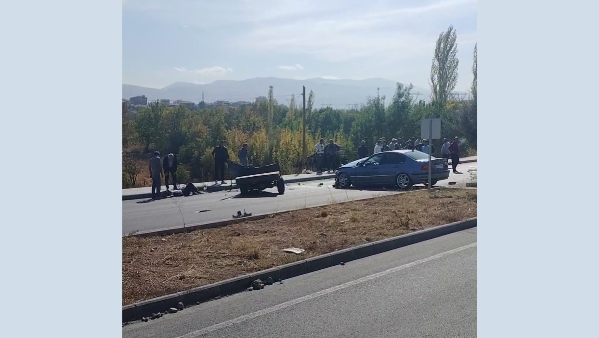 Malatya'da üç aracın karıştığı kazada, 1'i ağır 3 kişi yaralandı