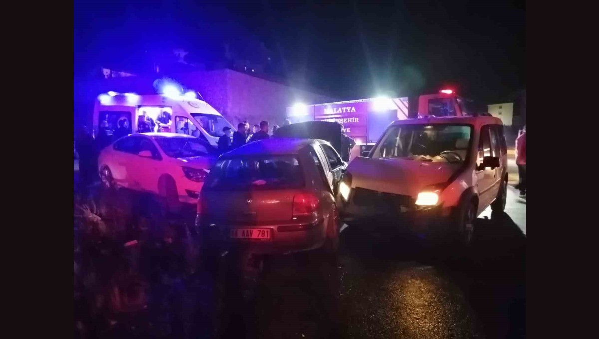 Malatya'da üç aracın karıştığı kazada 2 kişi yaralandı