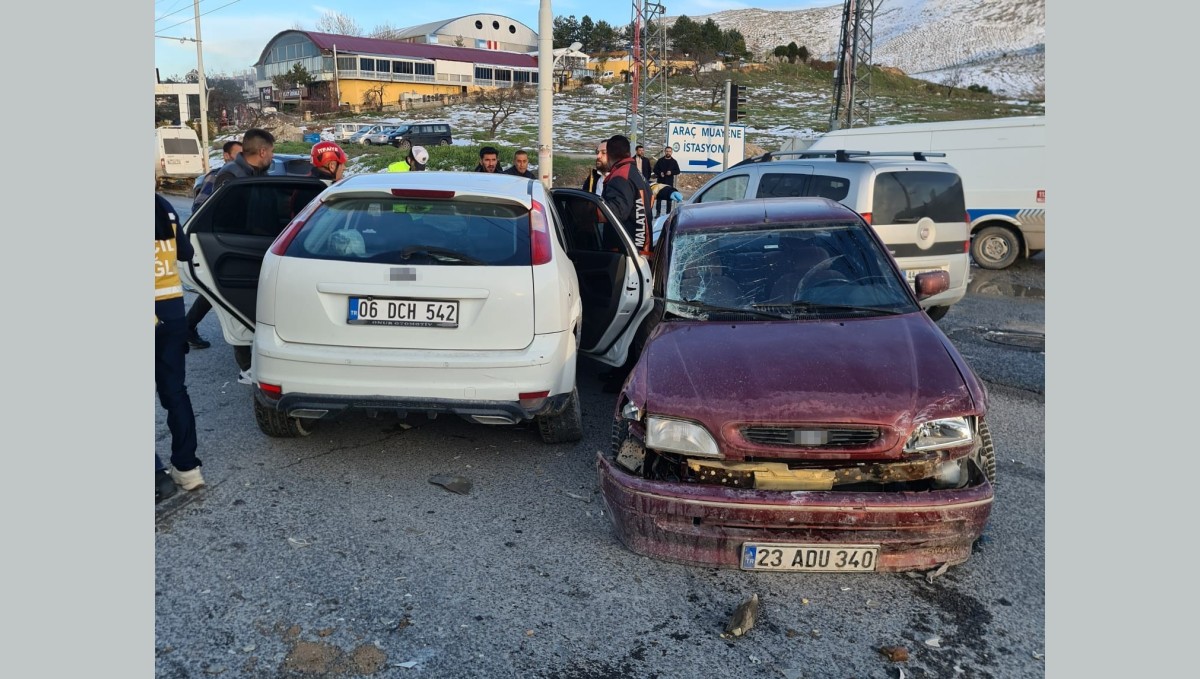 Malatya'da üç araçlı trafik kazası: 4 yaralı