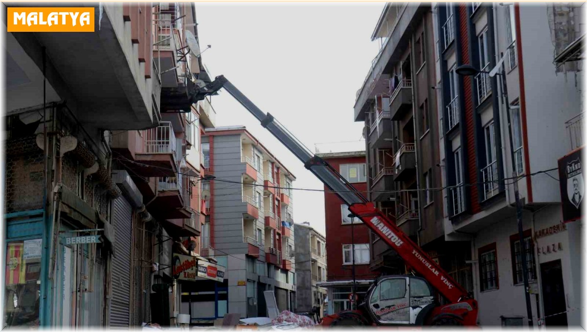Malatya'da vatandaşlar hasarlı binalardan eşyalarını taşımaya başladı