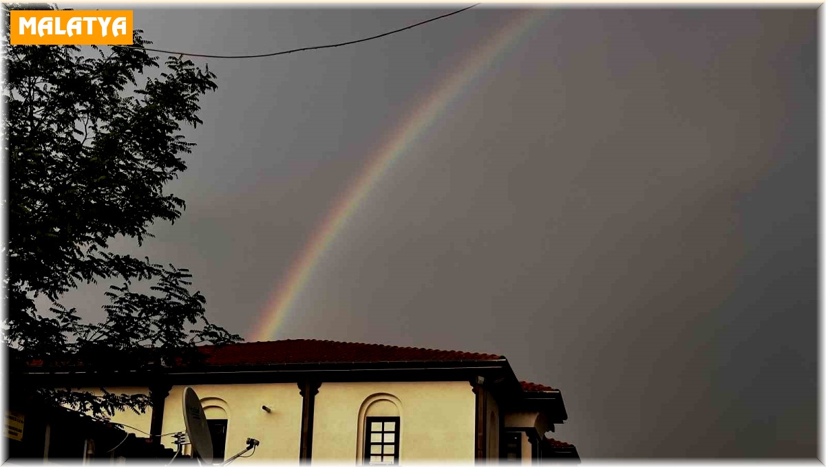 Malatya'da yağmur sonrası çıkan gökkuşağı görenleri mest etti