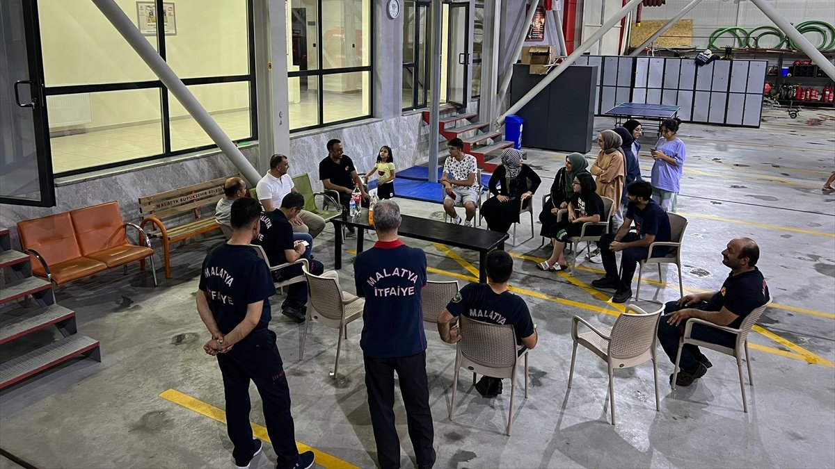 Malatya'da yangından dönen itfaiye personeline sürpriz doğum günü kutlaması