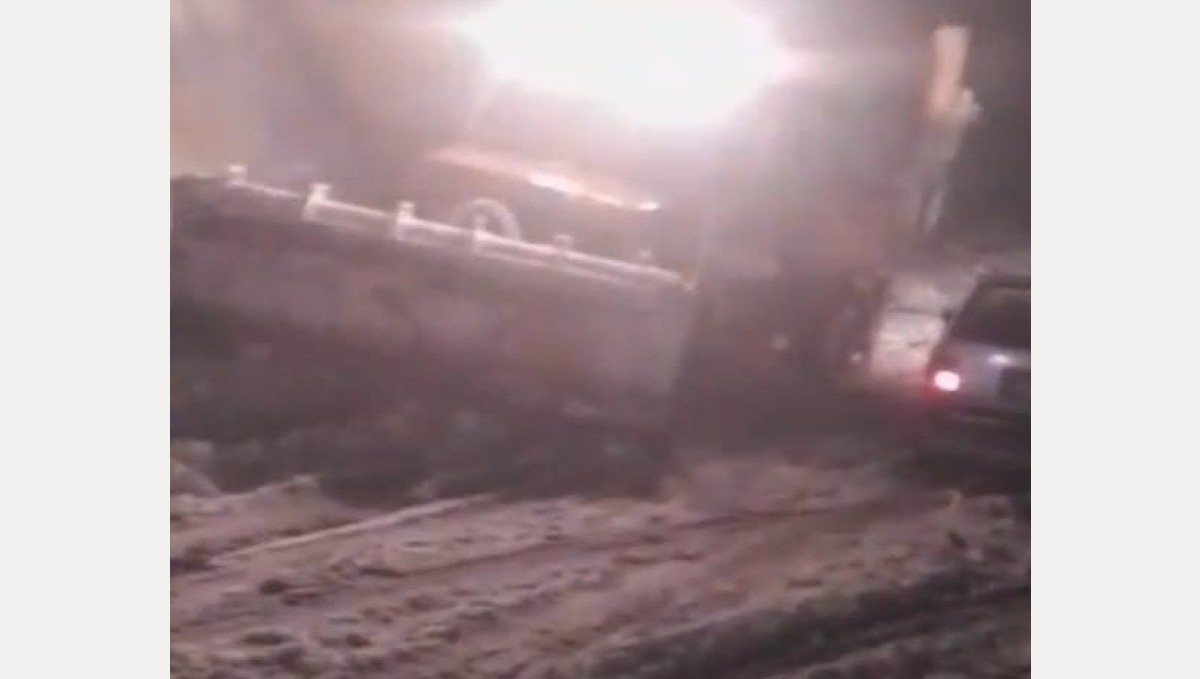 Malatya'da yoğun kar yağışı etkili oldu, çok sayıda araç yolda kaldı