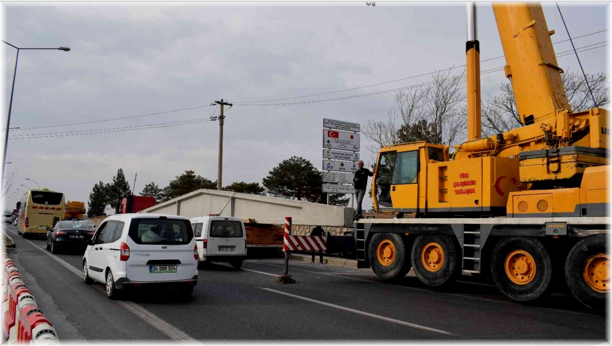 Malatya'da yola düşen dev beton makas trafiği felç etti