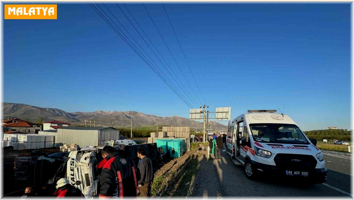 Malatya'da yolcu otobüsü devrildi: Çok sayıda yaralı var