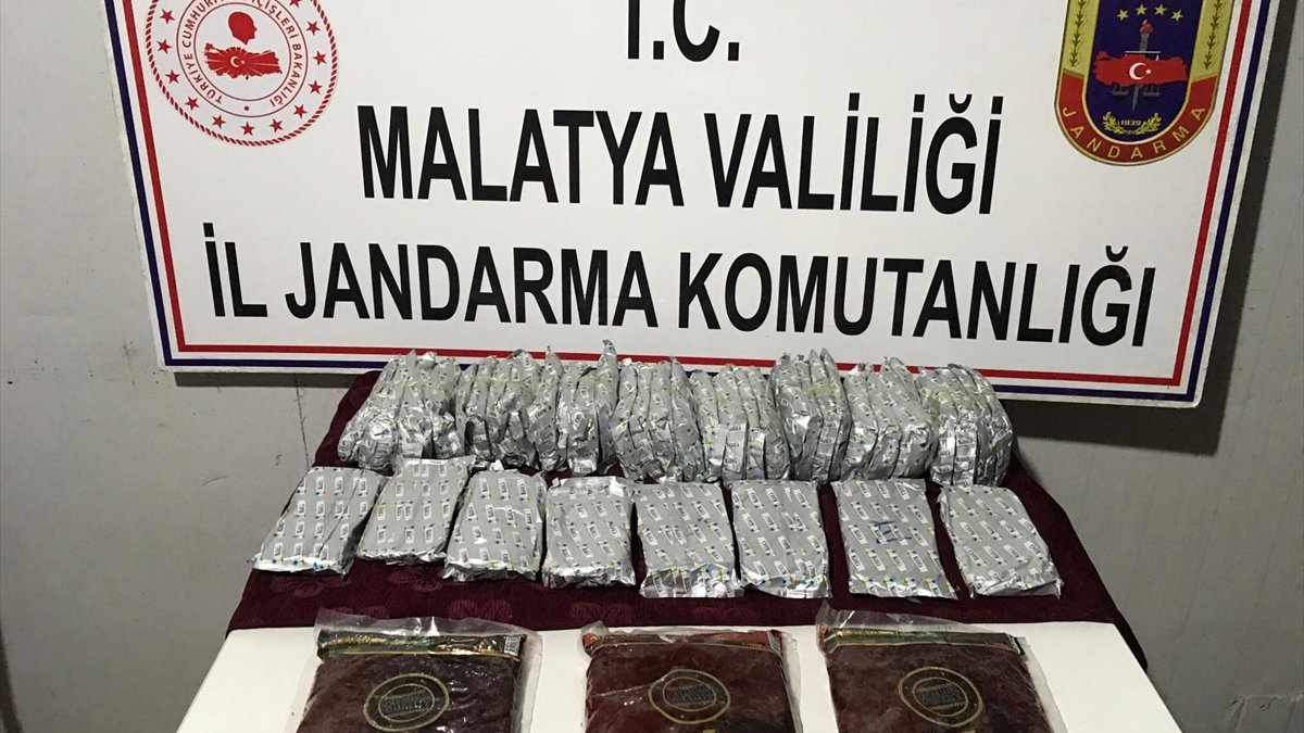 Malatya'da yolcu otobüsünde 13 kilogram kaçak nargile tütünü ele geçirildi