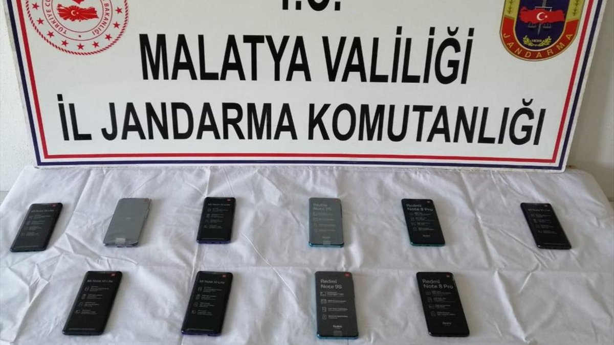 Malatya'da yolcu otobüsünde gümrük kaçağı 10 cep telefonu ele geçirildi