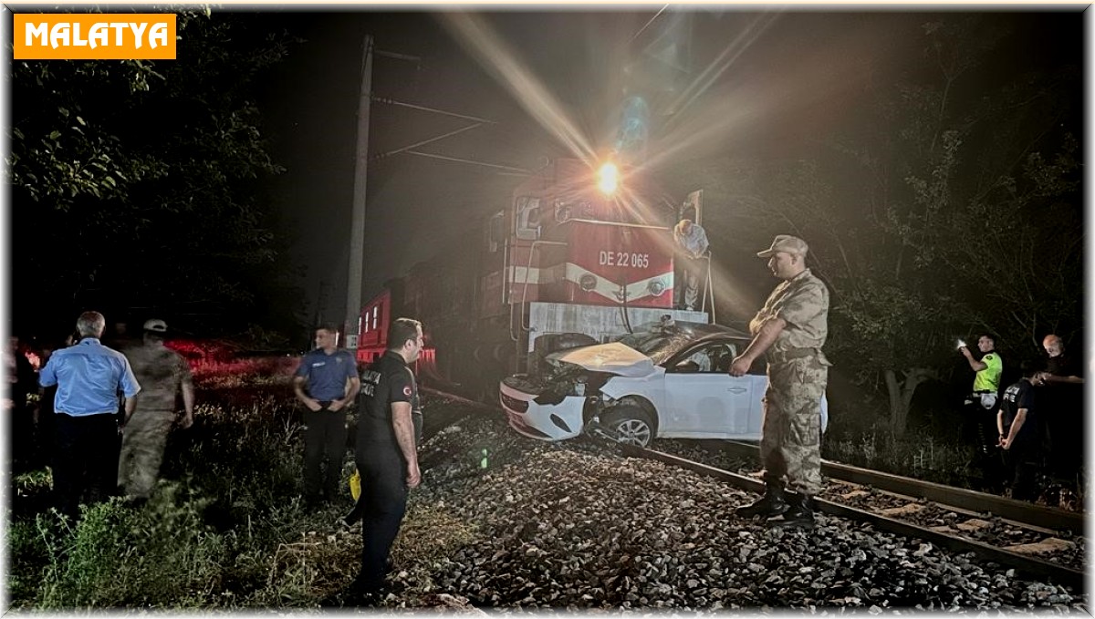 Malatya'da yolcu treni hemzemin geçitte otomobile çarptı: 1 ölü