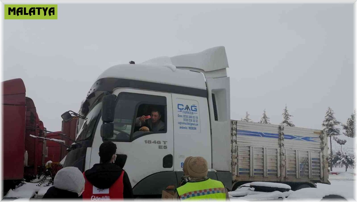 Malatya'da yolda kalan vatandaşlara kumanya desteği